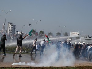 Massa Pro Palestina Bentrok Lawan Polisi di Luar Pangkalan Udara AS di Turki