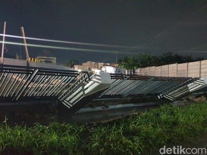 Tak Kunjung Tuntas, Pagar Gedung Riau Creative Hub Roboh Diguyur Hujan