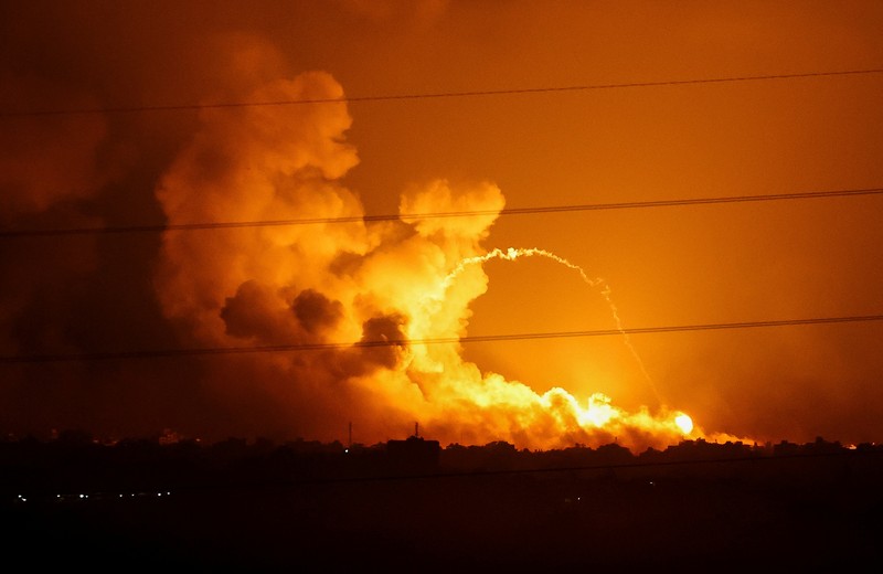 Serangan roket dari militer Israel menuju Palestina terus terjadi hingga Minggu (5/11/2023) waktu setempat. (REUTERS/Ronen Zvulun)