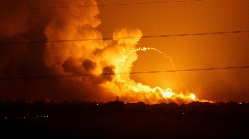 Serangan roket dari militer Israel menuju Palestina terus terjadi hingga Minggu (5/11/2023) waktu setempat. (REUTERS/Ronen Zvulun)