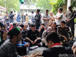 Baru Sehari Menjabat, Pj Bupati Lebak Kaget Langsung Didemo Mahasiswa