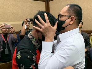 Rafael Alun Peluk dan Cium Mario Dandy Jelang Sidang Kasus Korupsi