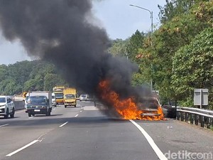 Ngerinya Mobil Terbakar di Tol Cipularang