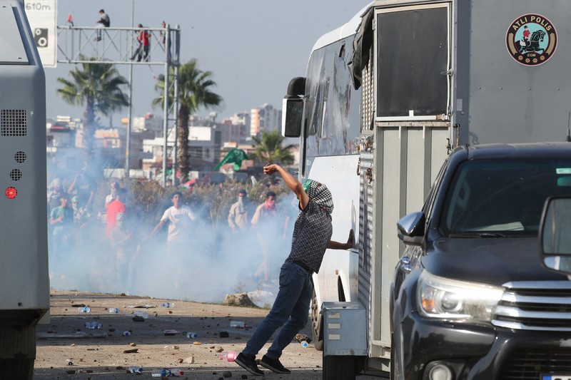 Orang-orang berkumpul dalam protes untuk menunjukkan solidaritas mereka terhadap warga Palestina di luar pangkalan udara militer Incirlik AS di Adana, Turki selatan, Minggu, 5 November 2023. (AP Photo/Mehmet Sancakzade) Orang-orang berkumpul dalam protes untuk menunjukkan solidaritas mereka terhadap warga Palestina di luar pangkalan udara militer Incirlik AS di Adana, Turki selatan, Minggu, 5 November 2023. (AP Photo/Mehmet Sancakzade)