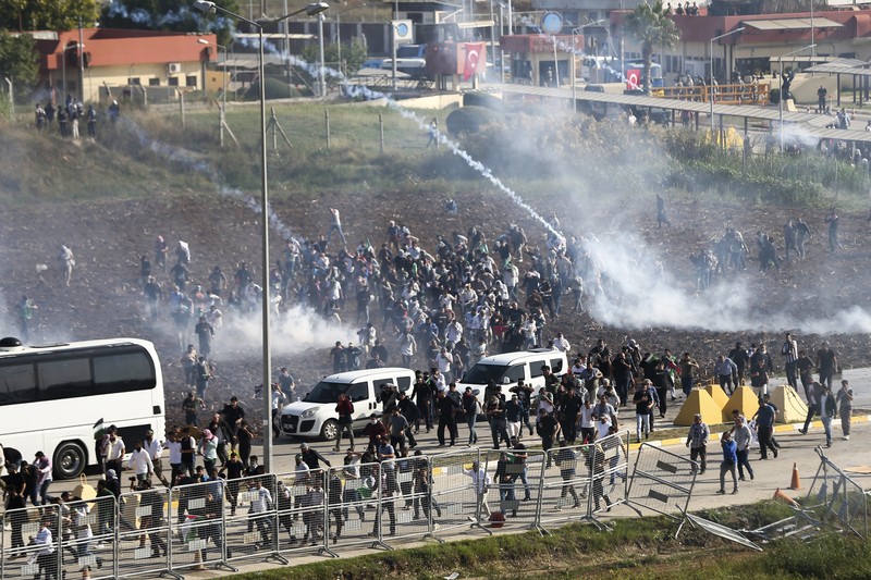 Orang-orang berkumpul dalam protes untuk menunjukkan solidaritas mereka terhadap warga Palestina di luar pangkalan udara militer Incirlik AS di Adana, Turki selatan, Minggu, 5 November 2023. (AP Photo/Mehmet Sancakzade)