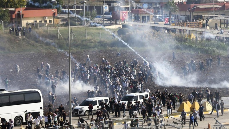 Orang-orang berkumpul dalam protes untuk menunjukkan solidaritas mereka terhadap warga Palestina di luar pangkalan udara militer Incirlik AS di Adana, Turki selatan, Minggu, 5 November 2023. (AP Photo/Mehmet Sancakzade)
