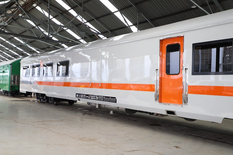 PT Kereta Api Indonesia (Persero) menghadirkan Kereta Makan bernuansa Suite Class yang dirangkaikan pada KA Bima relasi Gambir - Surabaya Gubeng pp mulai Sabtu lalu (4/11/2023). PT Kereta Api Indonesia (Persero) menghadirkan Kereta Makan bernuansa Suite Class yang dirangkaikan pada KA Bima relasi Gambir - Surabaya Gubeng pp mulai Sabtu lalu (4/11/2023). (Dok. KAI)