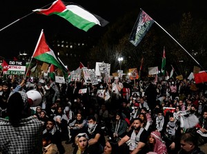 Massa Blokir Kapal Militer AS Diduga Bawa Senjata untuk Israel