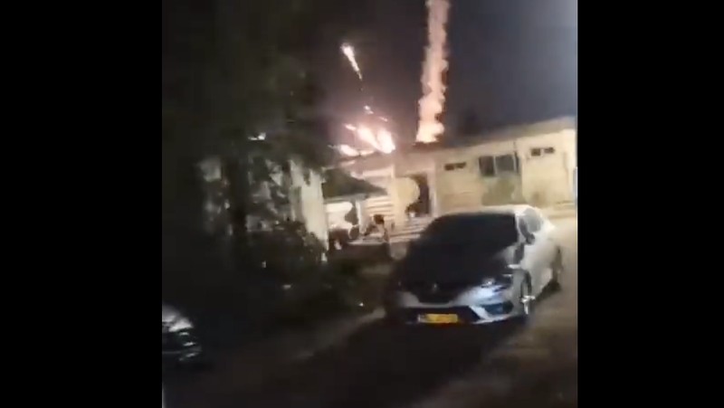 Pencegat Iron Dome Israel dilaporkan tidak berfungsi. Rudal-rudal sistem tersebut terlihat memutar balik dan menghantam rumah-rumah serta rumah sakit di Tel Aviv. (Tangkapan Layar Media X @QudsNen)