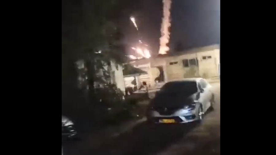 Pencegat Iron Dome Israel dilaporkan tidak berfungsi. Rudal-rudal sistem tersebut terlihat memutar balik dan menghantam rumah-rumah serta rumah sakit di Tel Aviv. (Tangkapan Layar Media X @QudsNen)