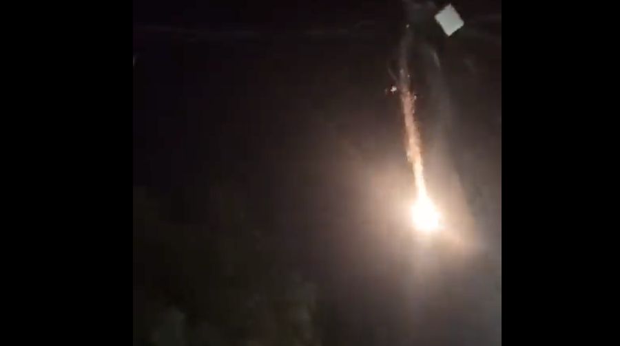 Pencegat Iron Dome Israel dilaporkan tidak berfungsi. Rudal-rudal sistem tersebut terlihat memutar balik dan menghantam rumah-rumah serta rumah sakit di Tel Aviv. (Tangkapan Layar Media X @QudsNen)