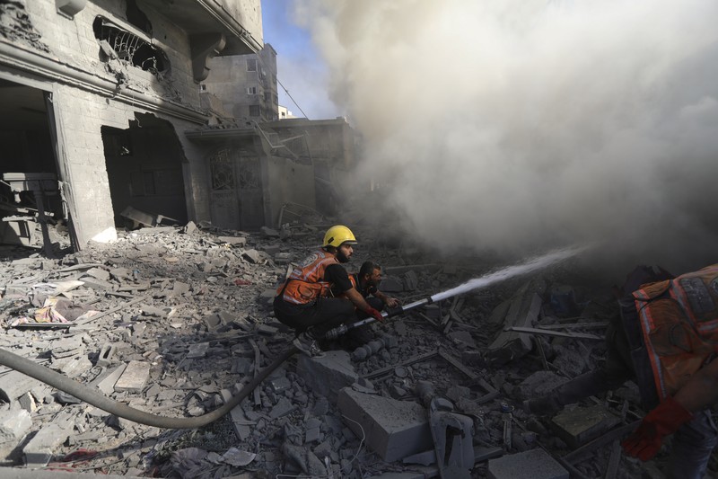 Serangan roket dari militer Israel menuju Palestina terus terjadi hingga Minggu (5/11/2023) waktu setempat. (REUTERS/Ronen Zvulun)