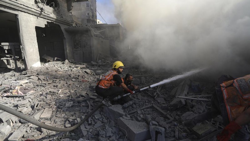 Serangan roket dari militer Israel menuju Palestina terus terjadi hingga Minggu (5/11/2023) waktu setempat. (REUTERS/Ronen Zvulun)