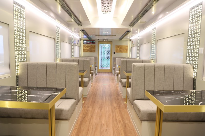 PT Kereta Api Indonesia (Persero) menghadirkan Kereta Makan bernuansa Suite Class yang dirangkaikan pada KA Bima relasi Gambir - Surabaya Gubeng pp mulai Sabtu lalu (4/11/2023). (Dok. KAI)