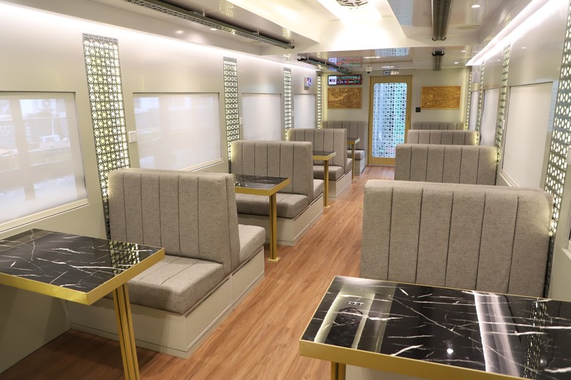 PT Kereta Api Indonesia (Persero) menghadirkan Kereta Makan bernuansa Suite Class yang dirangkaikan pada KA Bima relasi Gambir - Surabaya Gubeng pp mulai Sabtu lalu (4/11/2023). (Dok. KAI)