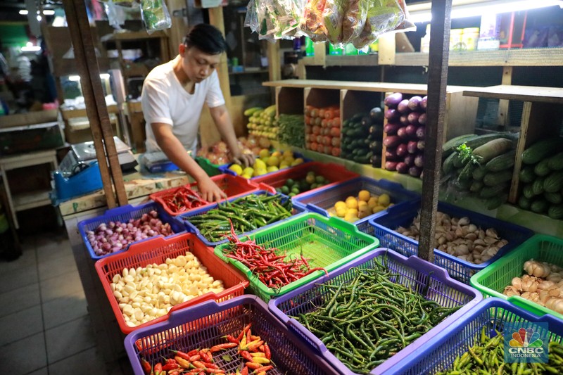Sejumlah warga membeli kebutuhan pokok di Pasar Santa, Kebayoran Baru, Jakarta, Senin (6/11/2023). (CNBC Indonesia/Muhammad Sabki)