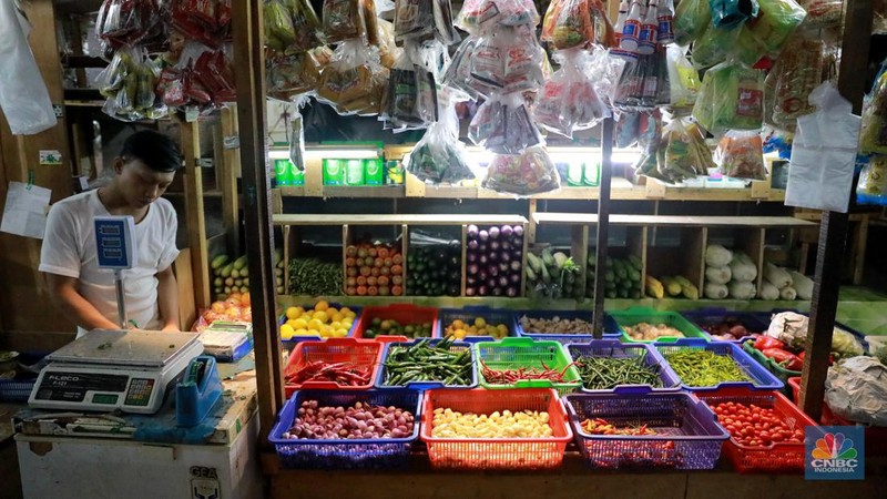 Sejumlah warga membeli kebutuhan pokok di Pasar Santa, Kebayoran Baru, Jakarta, Senin (6/11/2023). (CNBC Indonesia/Muhammad Sabki)