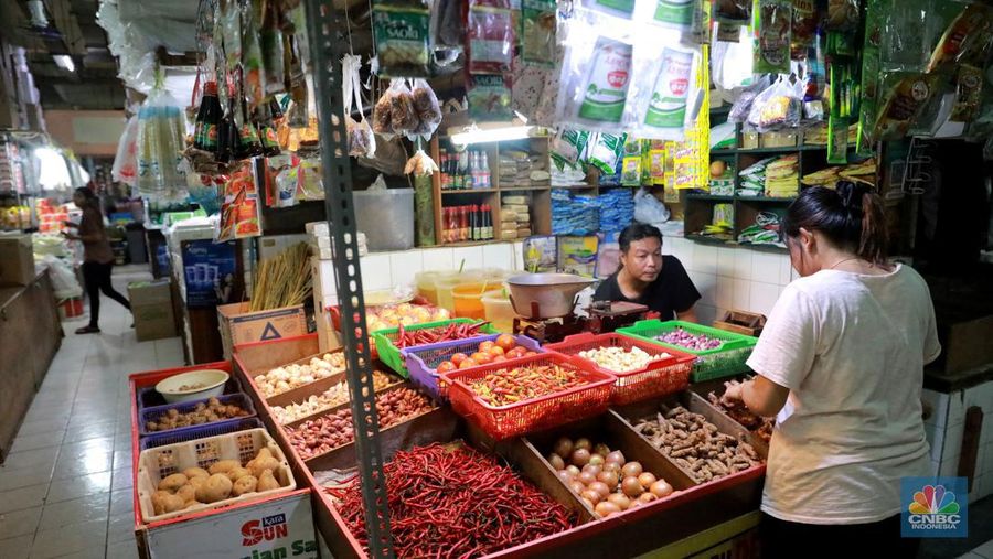 Sejumlah warga membeli kebutuhan pokok di Pasar Santa, Kebayoran Baru, Jakarta, Senin (6/11/2023). (²©²ÊÍøÕ¾/Muhammad Sabki)