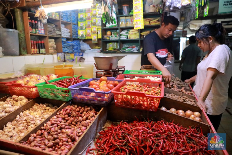 Sejumlah warga membeli kebutuhan pokok di Pasar Santa, Kebayoran Baru, Jakarta, Senin (6/11/2023). (CNBC Indonesia/Muhammad Sabki)