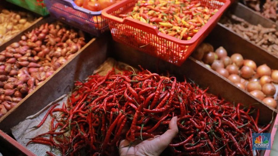 Sejumlah warga membeli kebutuhan pokok di Pasar Santa, Kebayoran Baru, Jakarta, Senin (6/11/2023). (CNBC Indonesia/Muhammad Sabki)