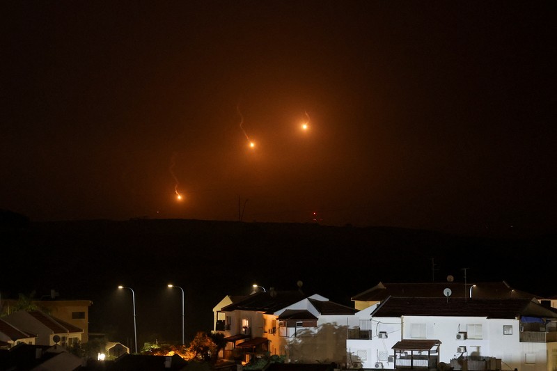 Pencegat Iron Dome Israel dilaporkan tidak berfungsi. Rudal-rudal sistem tersebut terlihat memutar balik dan menghantam rumah-rumah serta rumah sakit di Tel Aviv. (Tangkapan Layar Media X @QudsNen)