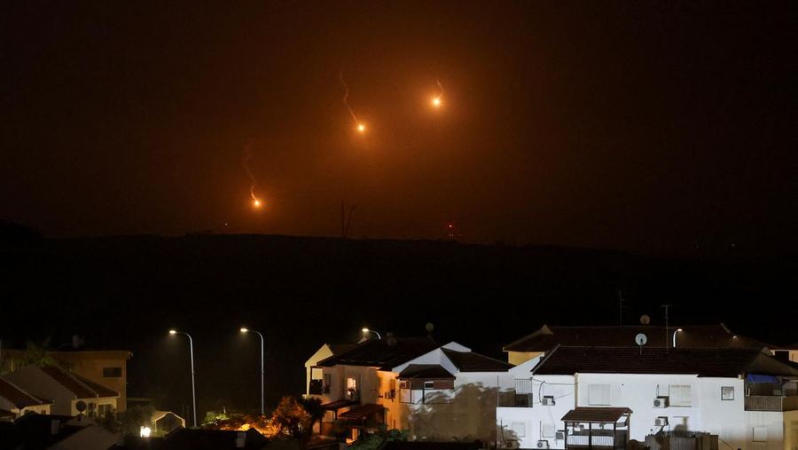 Pencegat Iron Dome Israel dilaporkan tidak berfungsi. Rudal-rudal sistem tersebut terlihat memutar balik dan menghantam rumah-rumah serta rumah sakit di Tel Aviv. (Tangkapan Layar Media X @QudsNen)