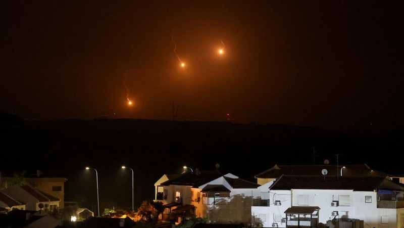 Pencegat Iron Dome Israel dilaporkan tidak berfungsi. Rudal-rudal sistem tersebut terlihat memutar balik dan menghantam rumah-rumah serta rumah sakit di Tel Aviv. (Tangkapan Layar Media X @QudsNen)