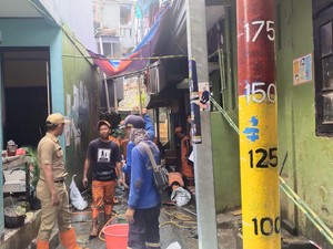 Banjir di Kampung Melayu Jaktim Surut, Warga Mulai Bersih-bersih Rumah