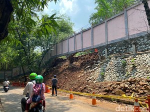 Turap Taman Margasatwa Ragunan Jaksel Ambrol Imbas Hujan Deras