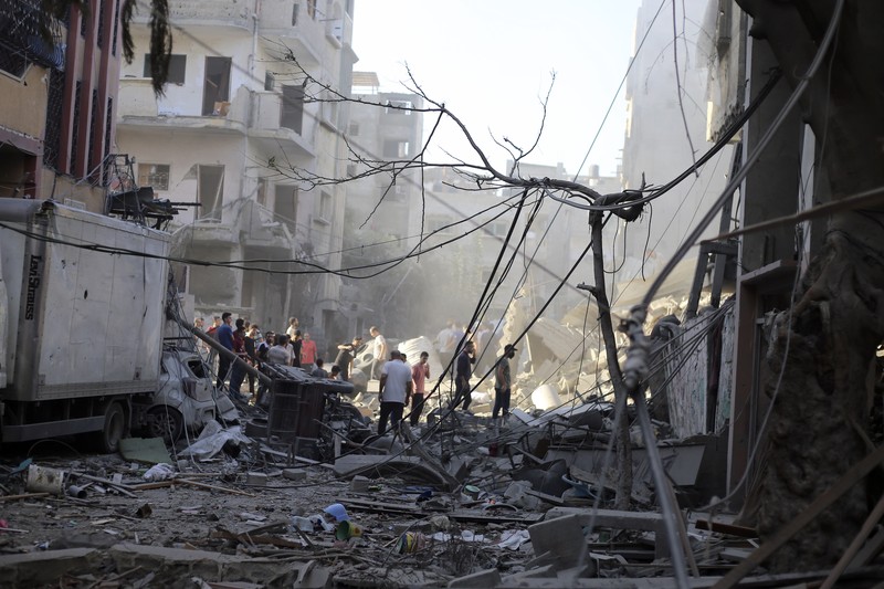 Serangan roket dari militer Israel menuju Palestina terus terjadi hingga Minggu (5/11/2023) waktu setempat. (REUTERS/Ronen Zvulun)