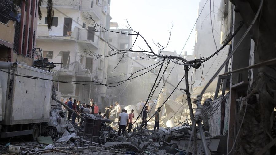 Serangan roket dari militer Israel menuju Palestina terus terjadi hingga Minggu (5/11/2023) waktu setempat. (REUTERS/Ronen Zvulun)