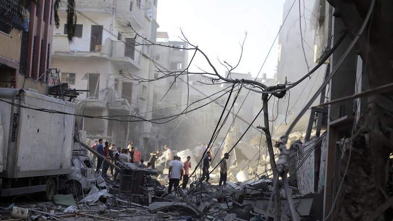 Serangan roket dari militer Israel menuju Palestina terus terjadi hingga Minggu (5/11/2023) waktu setempat. (REUTERS/Ronen Zvulun)