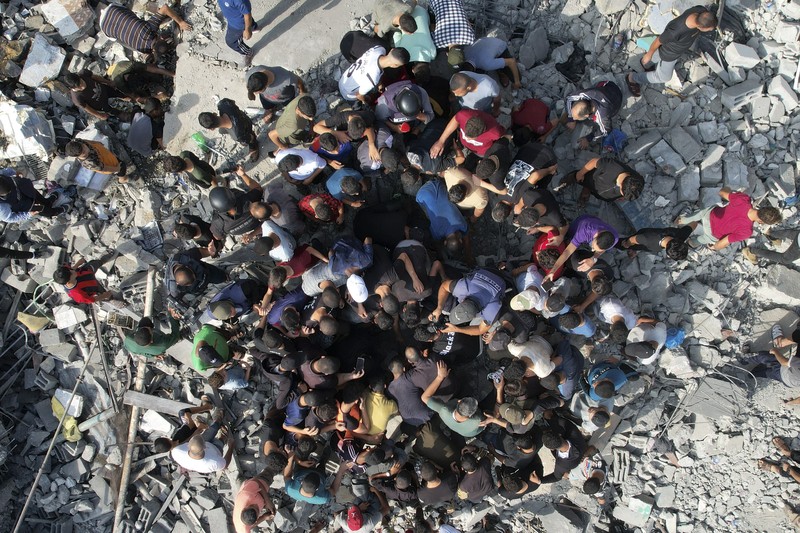 Serangan roket dari militer Israel menuju Palestina terus terjadi hingga Minggu (5/11/2023) waktu setempat. (REUTERS/Ronen Zvulun)