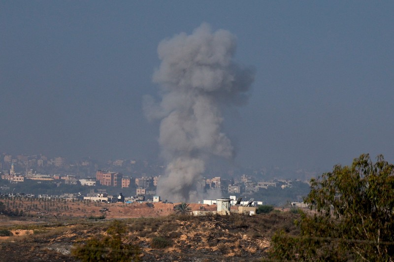 Suar dijatuhkan oleh pasukan Israel, di tengah konflik yang sedang berlangsung antara Israel dan kelompok Islam Palestina Hamas, di Kota Gaza 6 November 2023. Suar dijatuhkan oleh pasukan Israel, di tengah konflik yang sedang berlangsung antara Israel dan kelompok Islam Palestina Hamas, di Kota Gaza 6 November 2023. (REUTERS/Mohammed Al-Masri)
