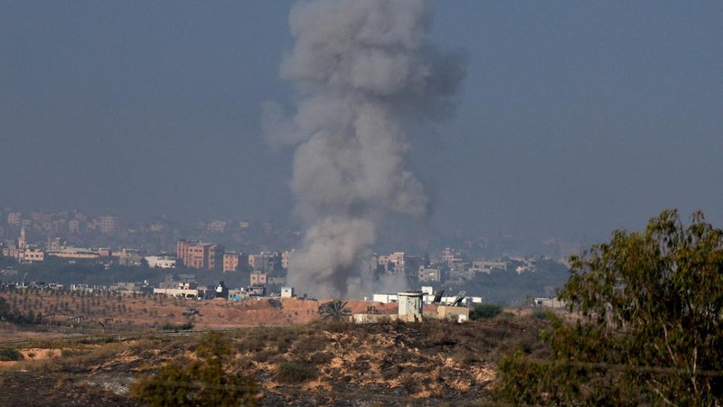 Suar dijatuhkan oleh pasukan Israel, di tengah konflik yang sedang berlangsung antara Israel dan kelompok Islam Palestina Hamas, di Kota Gaza 6 November 2023. (REUTERS/Mohammed Al-Masri)