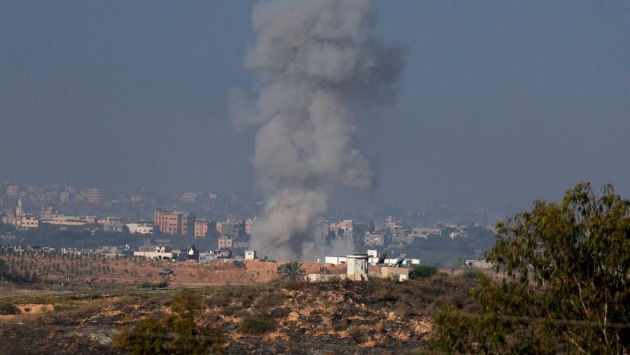 Asap mengepul setelah serangan Israel di Gaza, di tengah konflik yang sedang berlangsung antara Israel dan kelompok Islam Palestina Hamas, seperti yang terlihat dari Sderot di Israel selatan, 7 November 2023. (REUTERS/Ammar Awad)
