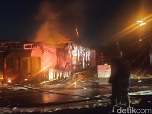 2 Rumah Diduga Gudang Penyimpanan BBM di Sidoarjo Ludes Terbakar
