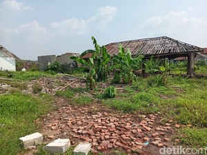 Mau Tenggelam, Rumah-rumah di Kampung Karian Kini Rata dengan Tanah