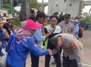 Momen Kapolsek Setiabudi Cium Tangan Ibu-ibu Pendemo di Kemnaker