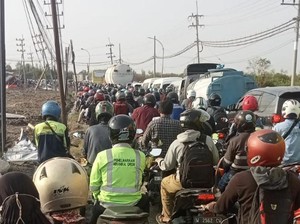 Rico Malah Ngelamun di Bawah Pohon Saat Truknya Bikin Gresik Macet Parah