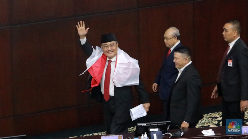 Ketua MKMK Jimly Asshiddiqie saat membacakan kesimpulan saat membacakan putusan terkait laporan pelanggaran etik dengan terlapor enam hakim Mahkamah Konstitusi (MK) di Gedung Mahkamah Konstitusi, Jakarta, Selasa, (7/11/2023). Ketua MKMK Jimly Asshiddiqie saat membacakan kesimpulan saat membacakan putusan terkait laporan pelanggaran etik dengan terlapor enam hakim Mahkamah Konstitusi (MK) di Gedung Mahkamah Konstitusi, Jakarta, Selasa, (7/11/2023). (CNBC Indonesia/Muhammad Sabki)