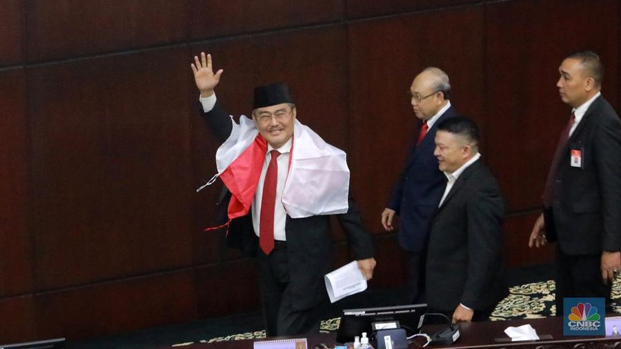Ketua MKMK Jimly Asshiddiqie saat membacakan kesimpulan saat membacakan putusan terkait laporan pelanggaran etik dengan terlapor enam hakim Mahkamah Konstitusi (MK) di Gedung Mahkamah Konstitusi, Jakarta, Selasa, (7/11/2023). (CNBC Indonesia/Muhammad Sabki)