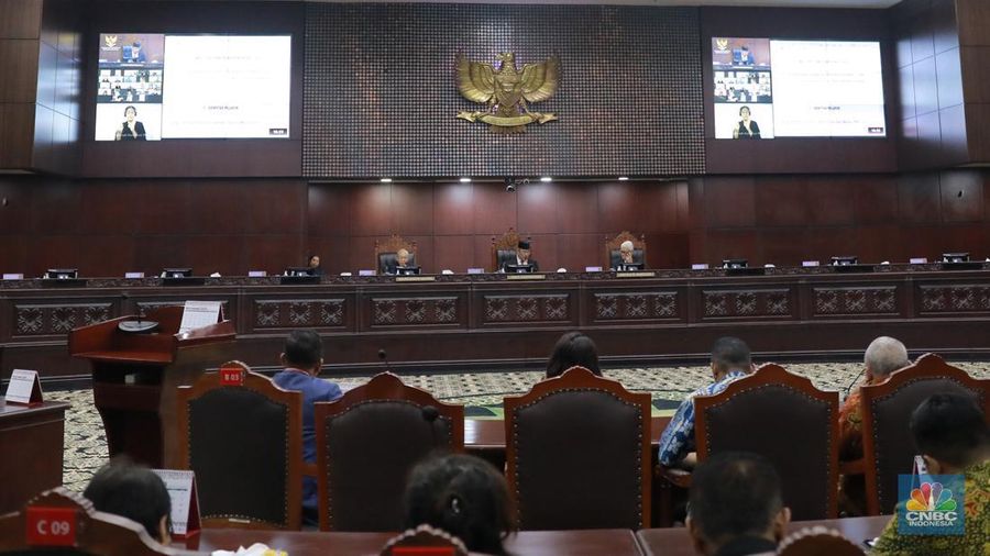 Ketua MKMK Jimly Asshiddiqie saat membacakan kesimpulan saat membacakan putusan terkait laporan pelanggaran etik dengan terlapor enam hakim Mahkamah Konstitusi (MK) di Gedung Mahkamah Konstitusi, Jakarta, Selasa, (7/11/2023). (CNBC Indonesia/Muhammad Sabki)