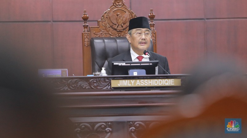 Ketua MKMK Jimly Asshiddiqie saat membacakan kesimpulan saat membacakan putusan terkait laporan pelanggaran etik dengan terlapor enam hakim Mahkamah Konstitusi (MK) di Gedung Mahkamah Konstitusi, Jakarta, Selasa, (7/11/2023). Ketua MKMK Jimly Asshiddiqie saat membacakan kesimpulan saat membacakan putusan terkait laporan pelanggaran etik dengan terlapor enam hakim Mahkamah Konstitusi (MK) di Gedung Mahkamah Konstitusi, Jakarta, Selasa, (7/11/2023). (CNBC Indonesia/Muhammad Sabki)