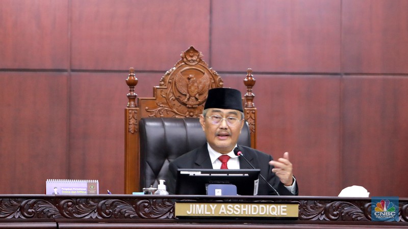 Ketua MKMK Jimly Asshiddiqie saat membacakan kesimpulan saat membacakan putusan terkait laporan pelanggaran etik dengan terlapor enam hakim Mahkamah Konstitusi (MK) di Gedung Mahkamah Konstitusi, Jakarta, Selasa, (7/11/2023). Ketua MKMK Jimly Asshiddiqie saat membacakan kesimpulan saat membacakan putusan terkait laporan pelanggaran etik dengan terlapor enam hakim Mahkamah Konstitusi (MK) di Gedung Mahkamah Konstitusi, Jakarta, Selasa, (7/11/2023). (CNBC Indonesia/Muhammad Sabki)