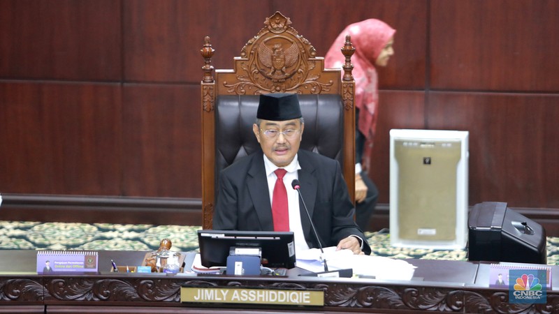 Ketua MKMK Jimly Asshiddiqie saat membacakan kesimpulan saat membacakan putusan terkait laporan pelanggaran etik dengan terlapor enam hakim Mahkamah Konstitusi (MK) di Gedung Mahkamah Konstitusi, Jakarta, Selasa, (7/11/2023).  (CNBC Indonesia/Muhammad Sabki)