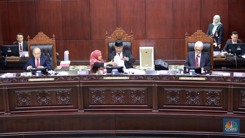 Ketua MKMK Jimly Asshiddiqie saat membacakan kesimpulan saat membacakan putusan terkait laporan pelanggaran etik dengan terlapor enam hakim Mahkamah Konstitusi (MK) di Gedung Mahkamah Konstitusi, Jakarta, Selasa, (7/11/2023). Ketua MKMK Jimly Asshiddiqie saat membacakan kesimpulan saat membacakan putusan terkait laporan pelanggaran etik dengan terlapor enam hakim Mahkamah Konstitusi (MK) di Gedung Mahkamah Konstitusi, Jakarta, Selasa, (7/11/2023). (CNBC Indonesia/Muhammad Sabki)