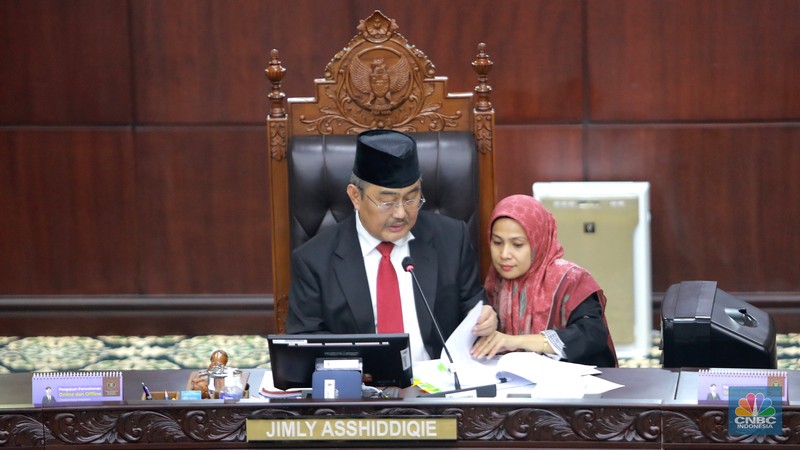 Ketua MKMK Jimly Asshiddiqie saat membacakan kesimpulan saat membacakan putusan terkait laporan pelanggaran etik dengan terlapor enam hakim Mahkamah Konstitusi (MK) di Gedung Mahkamah Konstitusi, Jakarta, Selasa, (7/11/2023).  (CNBC Indonesia/Muhammad Sabki)