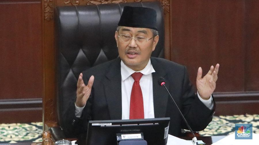 Ketua MKMK Jimly Asshiddiqie saat membacakan kesimpulan saat membacakan putusan terkait laporan pelanggaran etik dengan terlapor enam hakim Mahkamah Konstitusi (MK) di Gedung Mahkamah Konstitusi, Jakarta, Selasa, (7/11/2023). (CNBC Indonesia/Muhammad Sabki)