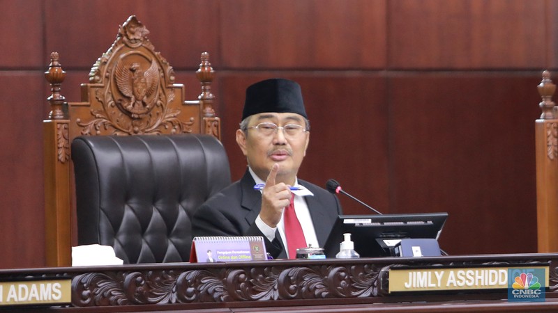 Ketua MKMK Jimly Asshiddiqie saat membacakan kesimpulan saat membacakan putusan terkait laporan pelanggaran etik dengan terlapor enam hakim Mahkamah Konstitusi (MK) di Gedung Mahkamah Konstitusi, Jakarta, Selasa, (7/11/2023). Ketua MKMK Jimly Asshiddiqie saat membacakan kesimpulan saat membacakan putusan terkait laporan pelanggaran etik dengan terlapor enam hakim Mahkamah Konstitusi (MK) di Gedung Mahkamah Konstitusi, Jakarta, Selasa, (7/11/2023). (CNBC Indonesia/Muhammad Sabki)